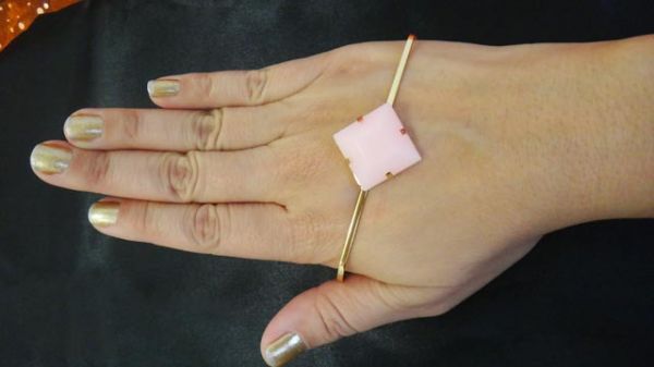 BIV0077 - Pulseira de mão folheada ouro pingente rosa