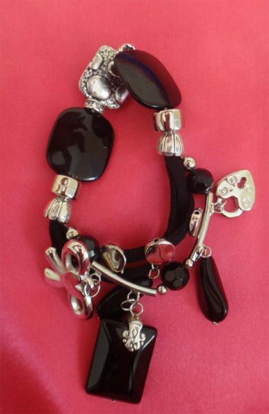 BIV0016 - Pulseira courinho e pingentes